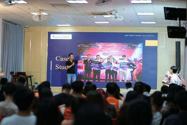 Diễn giả Đặng Lê Nam đầy tự tin chia sẻ về khóa đào tạo nhân viên SEO của mình